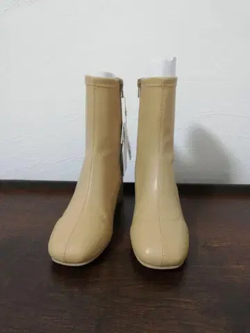 베이지 합성 피혁 사이드 지퍼 부츠