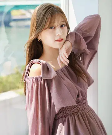 [ 새상품급 ] 프로포션 바디 드레싱*숄더 리본 셔링 블라우스