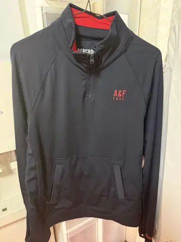 A&F 롱 T셔츠 지퍼 포함 블랙 컬러