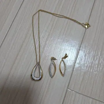SWAROVSKI 목걸이와 귀찌 세트 골드 실버