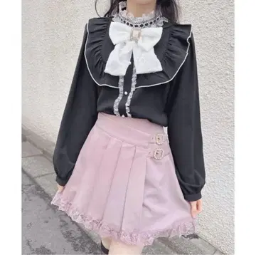 프릴 리본 포함 블랙 셔츠