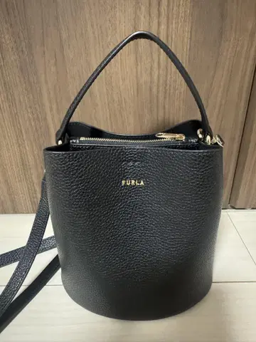 FURLA 버킷형 숄더백 블랙