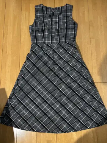새상품급 LAURA ASHLEY 체크 무늬 슬리브리스 원피스 S