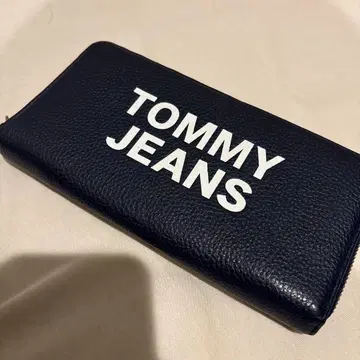 TOMMY JEANS 블랙 지퍼 장지갑