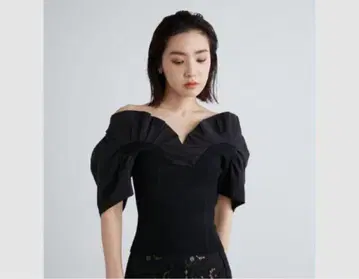 릴리 브라운 블랙 퍼프 슬리브 V넥 상의
