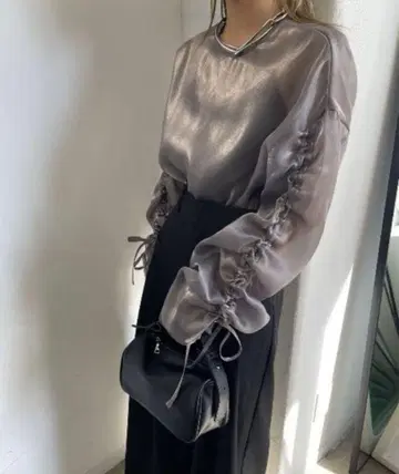 AIC. 오간자 셔링 슬리브 상의 그레이