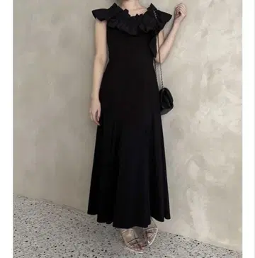 dazzlin 이소재 프릴 머메이드 원피스