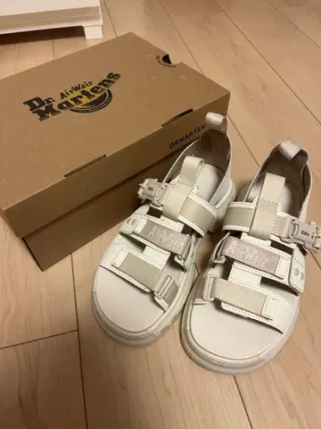Dr. Martens 화이트 샌들 박스 포함
