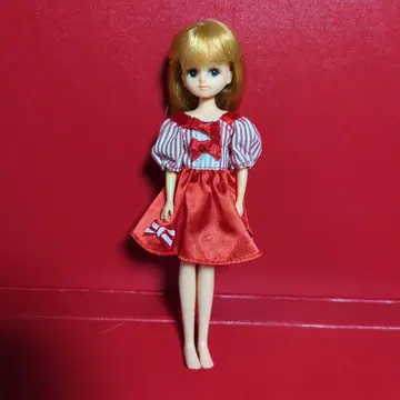 리카짱 인형 본체 빨간색과 화이트 드레스
