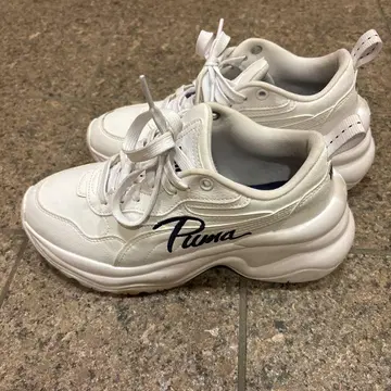 Puma 화이트 스니커즈