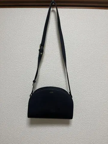 A.P.C. 블랙 돔형 숄더백