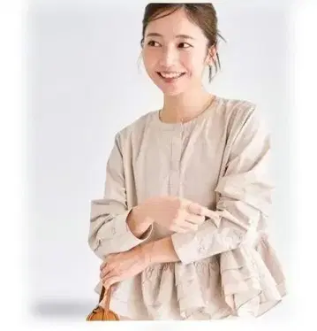 베이스먼트 온라인 티어드 프릴 블라우스 [ 핑크 베이지 ]
