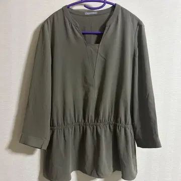 띠어리 럭스 올리브 V넥 블라우스 038
