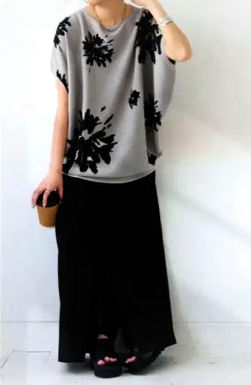 미사용 새상품*안티카 꽃무늬 그레이 니트탑