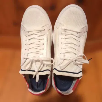 LACOSTE 화이트 스니커즈
