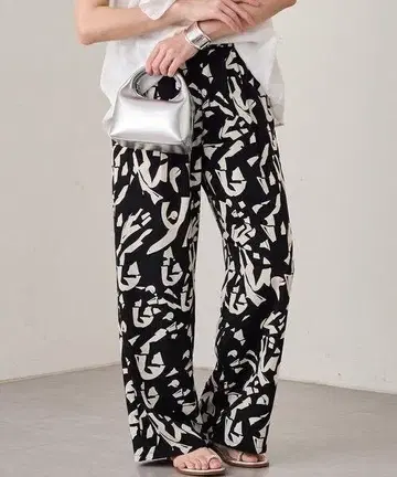 새상품 릴랙스 프린트 팬츠 블랙 LOUNGEDRESS