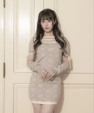 pium 모노그램 컷 아웃 니트 원피스