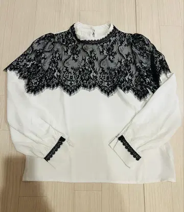 레이스 포함 화이트 블라우스 Sawa ala mode