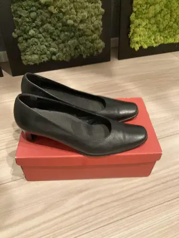 REGAL 블랙 가죽 하이힐