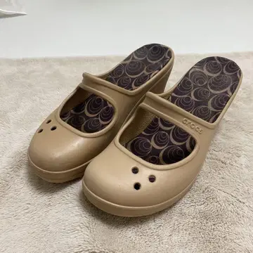 crocs 베이지 클로그 샌들