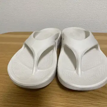 Oofos 화이트 슬립온 샌들