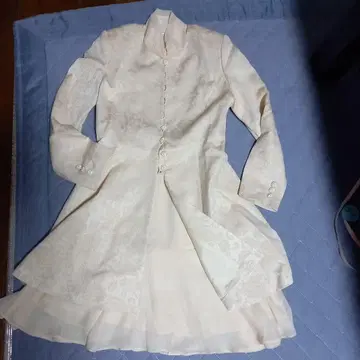 크림색 긴팔 플레어 드레스