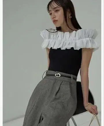스나이델 디자인 프릴 니트탑