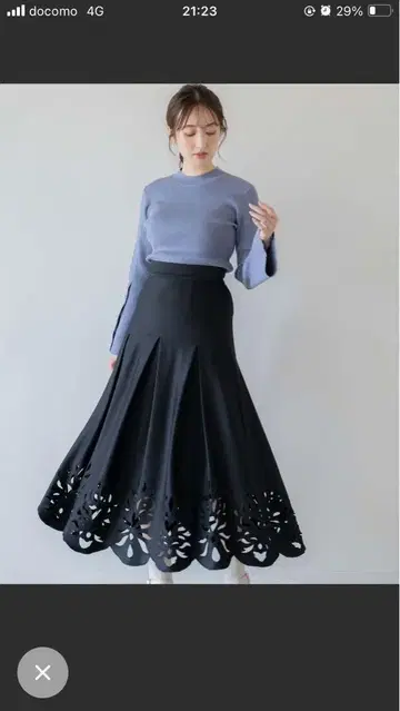 Noela 노엘라 펀칭 플레어 절개 턱 스커트 블랙