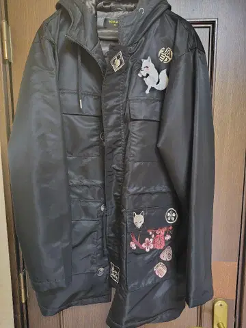 금석 자수 코트