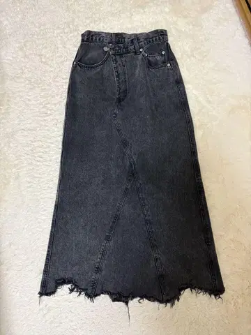 로데오 크라운 다크 그레이 프린지 헴 롱 스커트
