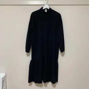 퀸 샵 블랙 하이넥 롱 원피스
