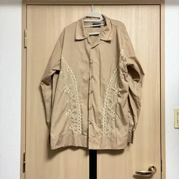 자수 들어간 베이지 긴팔 셔츠