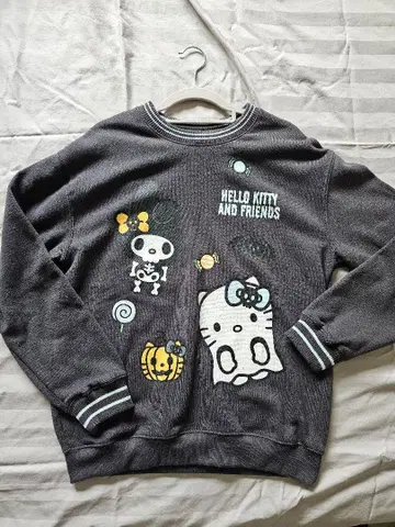 Hello Kitty and Friends 할로윈 맨투맨