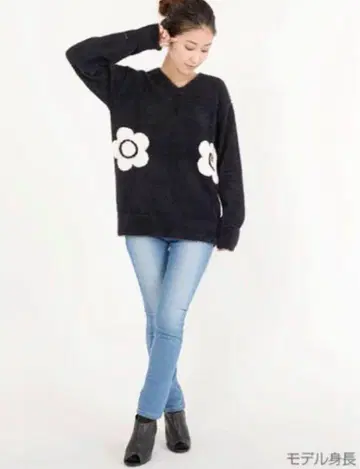새상품급 마리콴트 플라워 모티브 아트 샤기 니트 블랙