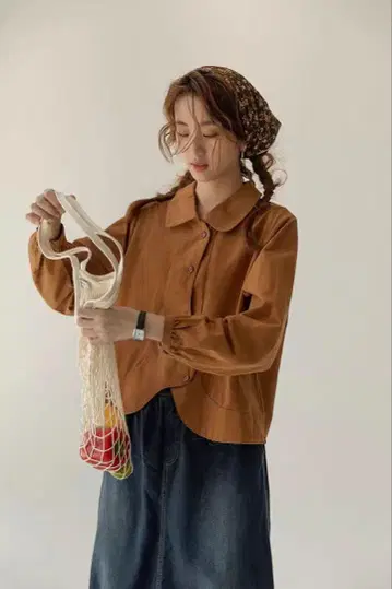 밑단 디자인이 귀여운, 버튼이 달린 옷깃 셔츠 브라운