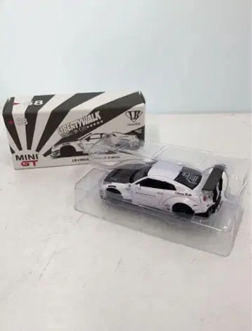 MINIGT 68 LB Works 닛산 GT-R 화이트