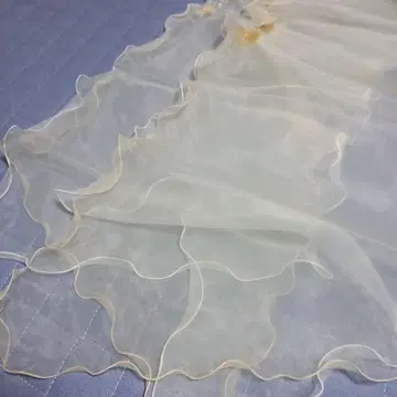 크림색 쉬폰 프릴 스톨