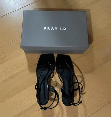 FRAY I.D 블랙 스트랩 샌들 박스 있음