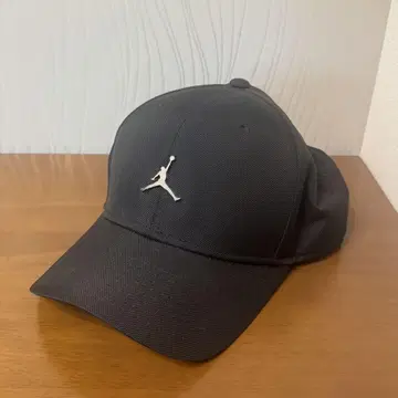[ 가격 인하 ] JORDAN 조던 메탈 점프맨 캡 블랙