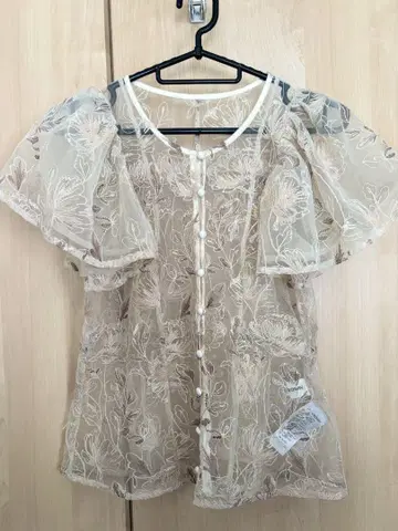 lily brown 꽃무늬 자수 레이스 상의