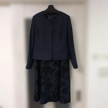 네이비 자켓과 꽃무늬 원피스 세트