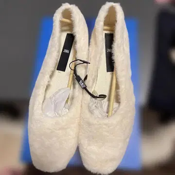 미사용 새상품 ZARA 플랫슈즈 크림색 퍼