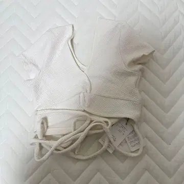 GYDA 화이트 V넥 크롭 뷔스티에
