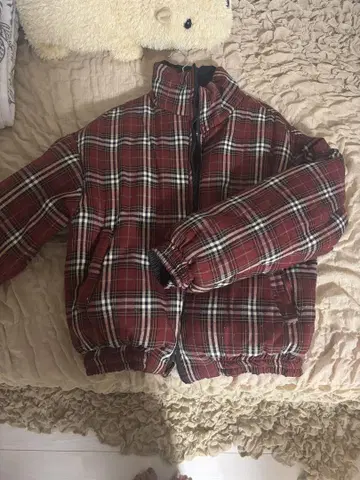 빨간색과 블랙 체크 무늬 다운 자켓 (지저인)