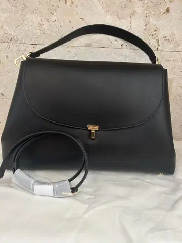 최신작 택 포함 새상품 TOTEME T-LOCK 사첼 핸드백 블랙