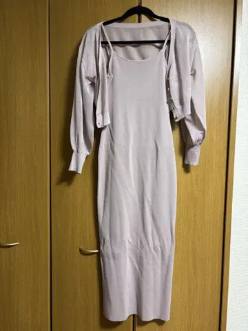 얇은 핑크색 타이트 핏 원피스