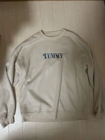 TUMMY 자수 베이지 맨투맨