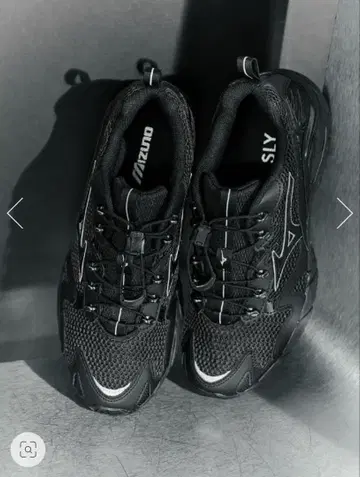 Mizuno x SLY 블랙 스니커즈