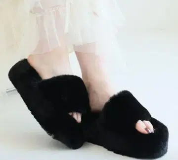 VIVIAN 복슬복슬 퍼 통굽 슬리퍼 샌들 블랙 퍼 샌들