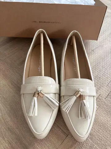 아이보리 태슬 로퍼
